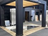 une grande vitrine contenant de nombreux meubles