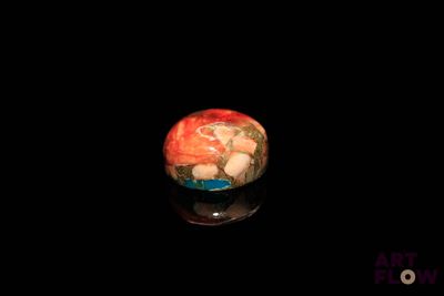 a candle that is lit up in the dark
