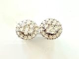 une paire de boucles d'oreilles en diamant sur fond blanc