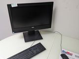 un bureau sur lequel se trouvent un ordinateur, un clavier et une souris