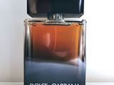 le flacon de parfum est posé sur la table