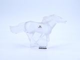 une figurine de cheval blanc posée sur une surface blanche