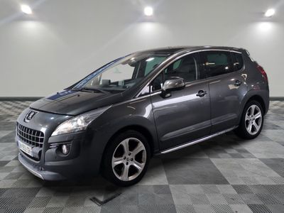 la photo d'une voiture grise garée dans un garage