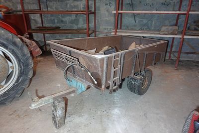 un petit chariot métallique à roulettes dans un garage