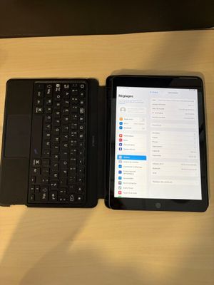 deux ordinateurs portables posés l'un à côté de l'autre sur une table