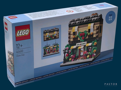 une boîte de Lego posée sur une table
