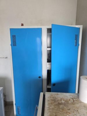 deux portes bleues ouvertes dans une pièce