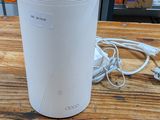 un purificateur d'air blanc posé sur une table en bois