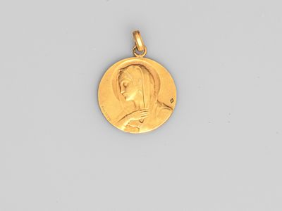 gros plan d'une pièce d'or sur laquelle figure le visage d'un homme