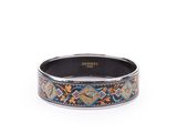 gros plan d'un bracelet sur fond blanc