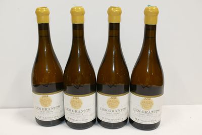 trois bouteilles de vin posées sur une table blanche