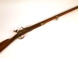 un vieux fusil au canon en bois et aux garnitures en laiton