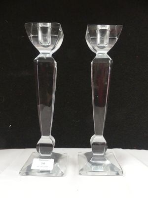 deux bougeoirs en verre transparent posés sur une table