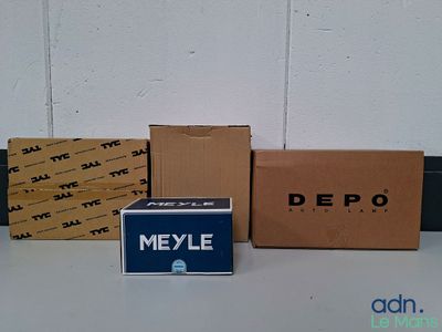Trois boîtes de la marque Meyle sont posées les unes à côté des autres sur une table.