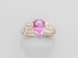 une bague en saphir rose et diamant
