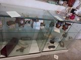 une vitrine en verre contenant de nombreux objets