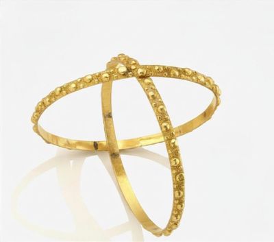 gros plan d'une bague en or sur une surface blanche