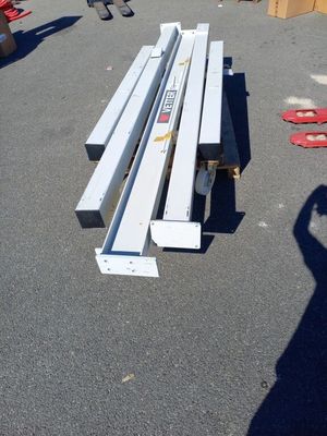 un banc qui se trouve au milieu d'un parking