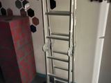 une échelle adossée au mur d'une pièce
