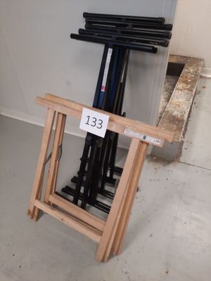 une table en bois sur laquelle est inscrit un chiffre, dans une pièce