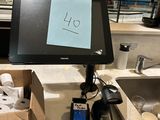 un ordinateur posé sur un comptoir, sur lequel se trouvent de nombreux objets