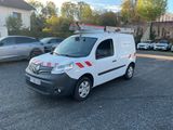 la camionnette blanche est garée dans un parking avec d'autres voitures