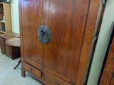 une armoire en bois sur laquelle est posé un ours en peluche