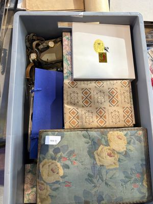 beaucoup d'objets dans une boîte posée sur la table