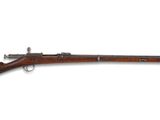 un fusil sur fond blanc avec un fond blanc