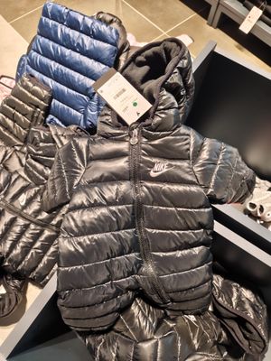 un tas de vêtements posé sur une table dans un magasin