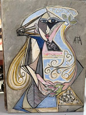 un tableau représentant une femme tenant un vase posé sur une table