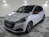 la voiture blanche est garée sur un sol en damier dans le garage