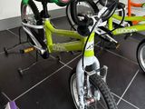 un vélo posé par terre dans la pièce