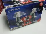 L'emballage d'une petite voiture est posé sur une table dans un magasin.