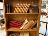 une étagère contenant de nombreux livres dans une pièce
