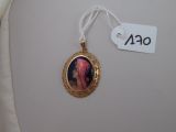 un collier sur lequel figure le portrait d'une femme