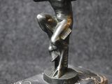 statue d'une femme jouant de la flûte, posée sur un socle en marbre