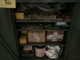 une armoire noire sur laquelle sont posées de nombreuses boîtes