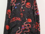 blouson aviateur noir avec un imprimé spatial rouge et bleu sur les manches