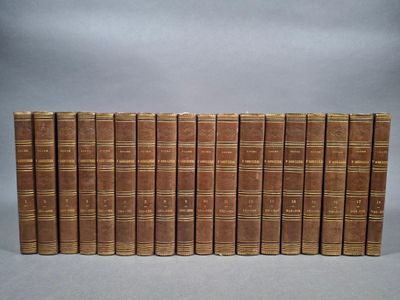 un tas de vieux livres empilés les uns sur les autres sur une table