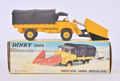 camionnetto jouet jaune et noir équipé d'une lame à neige à l'avant
