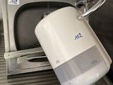 un évier équipé d'un distributeur d'eau
