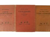 trois livres sont alignés sur une surface blanche