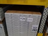 une grande pile de cartons posée sur une étagère dans un entrepôt