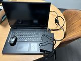 un ordinateur portable posé sur une table avec une souris