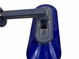 une lampe bleue accrochée au mur