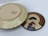 une petite assiette sur laquelle est représenté un cow-boy
