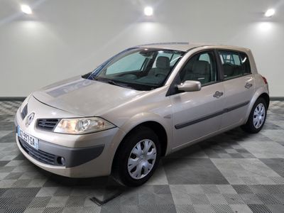 la photo d'une voiture argentée garée sur un sol en damier