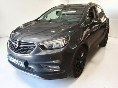 une voiture grise garée dans une pièce blanche au sol blanc