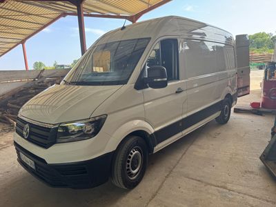 La camionnette blanche est garée dans le garage, à l'abri du toit